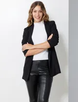 Blazer blanco de crepe, marca BBJ, con cuello solapa, bolsillos delanteros y mangas tres cuartos con frunce. Cuenta con forro interno y diseño abierto al frente.