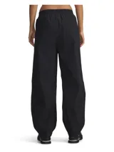 Pantalón deportivo de corte holgado y diseño técnico, confeccionado en tejido elástico ligero y duradero. Presenta cintura elástica con pinzas frontales, bolsillos laterales y traseros, y un acabado liso en color negro.