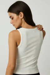 Musculosa de algodón con textura acanalada, cuello redondo y breteles anchos, de corte ajustado al cuerpo.