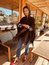 Ruana de lana merino color chocolate con flecos.