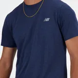 Remera deportiva azul con logo de New Balance estampado en el pecho.