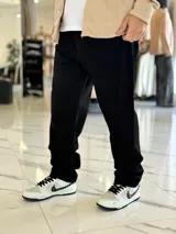 Pantalón de jean azul con lavado clásico, de corte holgado y estilo oversize.