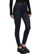 Jeans de calce ajustado color azul oscuro, con diseño de cinco bolsillos, cierre de botón y cremallera, detalles distintivos de Tommy Hilfiger y logo sobre el bolsillo posterior.