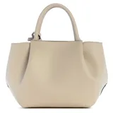 Bolso de mano tipo satchel color beige claro, con textura de cuero granulado y herrajes dorados. Presenta asas superiores rígidas y una correa cruzada ajustable y removible. Incluye un charm colgante decorativo con el logo de la marca.
