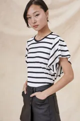 Remera blanca con rayas horizontales negras, cuello redondo y mangas cortas con volados.
