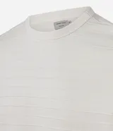 Remera de corte regular confeccionada en algodón, con cuello redondo y mangas cortas. Presenta una textura de rayas horizontales trabajadas en relieve sobre toda la prenda.