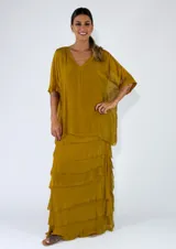 Blusa de viscosa color mostaza, con escote en V, mangas cortas holgadas y diseño amplio.
