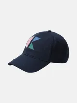 Gorra de béisbol de seis paneles, color azul marino, con visera curva y cierre ajustable. Presenta un monograma bordado en la parte frontal compuesto por formas geométricas en tonos rosa pálido, azul claro y verde esmeralda.