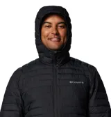 Campera acolchada con capucha, color negro, con cierre frontal completo, bolsillos laterales con cierre y logo de la marca estampado en el pecho.