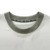 Remera Hurley de corte boxy, con cuerpo en color negro y mangas en color verde militar. Presenta un bolsillo frontal en el pecho en tono verde con etiqueta de la marca y cuello redondo.