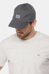 Gorro con visera de lona azul marino, con parche rectangular bordado en el frente.