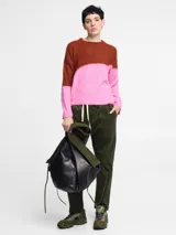 Sweater tejido en jersey con diseño en dos colores: marrón en la parte superior y rosa en la parte inferior.