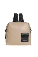 Mochila Oreiro de cuero sintético en color beige, con bolsillo frontal negro con solapa y botón a presión, y tiras negras ajustables.