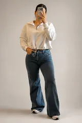 Pantalón de jean estilo wide leg, color azul lavado, con tiro alto y corte holgado en las piernas.