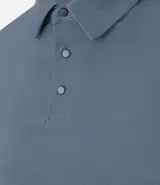 Camisa polo masculina de manga corta, confeccionada en tejido técnico de poliamida con elastano. Presenta cuello inglés con tapeta de tres botones, ofreciendo propiedades de secado rápido, elasticidad y confort térmico.
