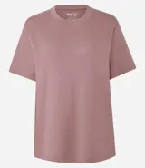Remera de corte boxy con cuello redondo y mangas cortas. Confeccionada en algodón, presenta un diseño minimalista sin estampas con sisa caída.