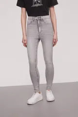 Pantalon jean de corte super skinny y tiro alto, con acabado lavado en tono gris.