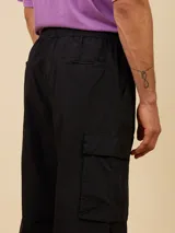 Pantalón cargo negro de sarga, corte slim fit, confeccionado en 100% algodón, con bolsillos laterales tipo cargo y cintura con cordón ajustable.