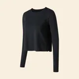 Camiseta deportiva de manga larga en color negro, con cuello redondo y diseño de corte cropped con caída fluida.