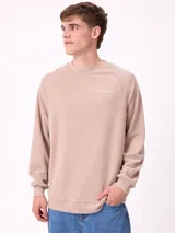 Sweater de cuello redondo y manga larga con diseño de textura acanalada. Presenta un pequeño logo bordado en el pecho y puños y ruedo acanalados.