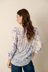Camisa de manga 3/4 con cuello mao y estampado paisley en tonos rosados.