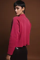 Sweater fucsia de punto con cuello alto y cierre de cremallera metálica.