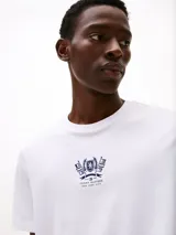 Remera blanca de algodón con cuello redondo y logo bordado en el pecho.