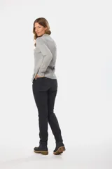 Pantalón de corte recto confeccionado en pana con spandex, que ofrece elasticidad y un ajuste cómodo. Presenta un diseño clásico de cinco bolsillos con cierre frontal y botón.