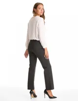 Pantalón de vestir marca Tahari, de corte recto y tiro alto. Confeccionado en tejido elastizado, presenta una faja interna en la cintura y costuras verticales pespuntadas en el frente de las piernas. Incluye un detalle metálico con logo.