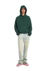 Jeans straight fit de corte recto y tiro medio, confeccionados en denim de algodón con patrón de espiga en tono celeste claro. Cuenta con diseño clásico de cinco bolsillos, efecto lavado y cierre frontal con botón y cremallera.