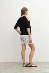 Sweater negro de lurex con hombros descubiertos y mangas 3/4.
