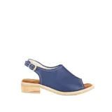 Sandalias amarillas de cuero con puntera abierta, taco bajo de madera y tira trasera con hebilla.