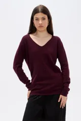Remera de punto color bordó con escote en V y mangas largas. Presenta un sutil detalle de brillos distribuidos en la parte superior del frente.
