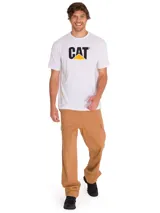 Remera de manga corta color blanco con el logo de la marca CAT estampado en el pecho en negro y amarillo.