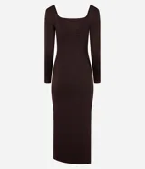 Vestido midi de microfibra color marrón, con escote cuadrado, manga larga y corte ajustado al cuerpo. Presenta una abertura lateral en la falda.