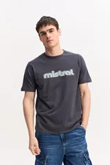 Remera de algodón color beige, de manga corta y cuello redondo, con logo estampado en el pecho en tono morado.