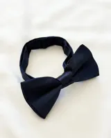 Moña de vestir azul oscuro con lazo ajustable.