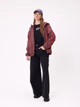 Jean de corte wide leg con diseño de rayas verticales finas en tono azul claro. Presenta cierre frontal con botón y bolsillos laterales.