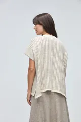 Chaleco tejido de punto con silueta cuadrada y escote a la base, de diseño minimalista y estructura holgada.