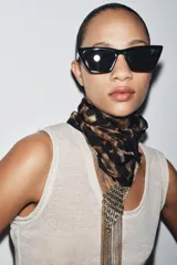 Pañuelo cuadrado con estampado animal print de leopardo en tonos marrones y beige, con borde negro. Confeccionado en hilatura con seda.