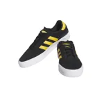 Championes de skate adidas modelo Busenitz Vulc II, color negro con las tres tiras laterales y detalle en el talón en color amarillo. Presenta suela vulcanizada blanca y exterior de gamuza.