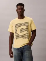 Remera Calvin Klein de manga corta y cuello redondo, color amarillo, con estampado gráfico frontal de líneas horizontales y la letra C en el centro.