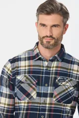 Sobrecamisa a cuadros de viyela gruesa con bolsillos frontales con solapa y botones.