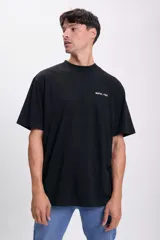 Remera negra de corte oversize con cuello alto y manga corta. Estampado pequeño en el pecho con la inscripción 'soho, nyc' en color blanco.