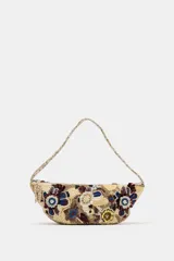 Bolso de mano con cuerpo cubierto de abalorios y apliques florales bordados, con asa corta y cierre de cremallera.