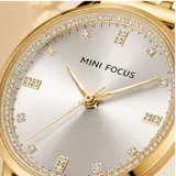 Reloj analógico de pulsera con caja y malla de acero en tono dorado, esfera clara con índices minimalistas y bisel con detalle de cristales.
