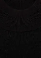 Jersey de punto fino con cuello perkins, manga larga y diseño recto oversize con terminaciones en canalé.