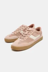 Zapatillas deportivas de estilo retro, confeccionadas en una combinación de gamuza en tonos rosados y detalles en cuero sintético blanco. Presentan cierre mediante cordones al tono y suela de goma plana en color caramelo.