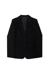 Blazer de corte recto con cuello solapa y cierre frontal de dos botones. Presenta bolsillos laterales con solapa y un bolsillo decorativo en el pecho. Cuenta con interior forrado.