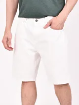 Bermuda de jean color gris lavado, tiro medio y corte recto, con largo por encima de la rodilla.